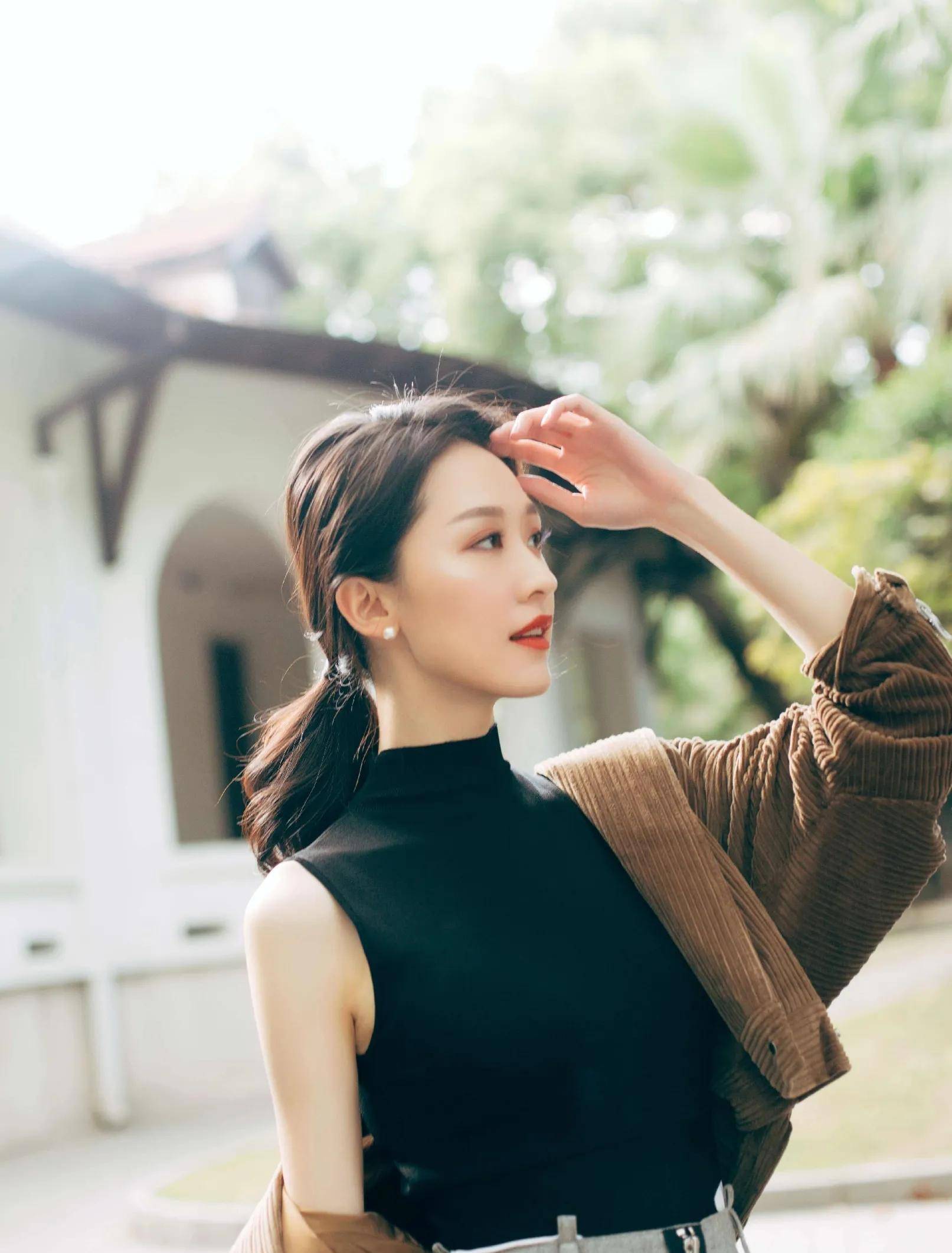 随便一件衣服都能穿出气质,属于气质型美女而且很有一种知性美的感觉