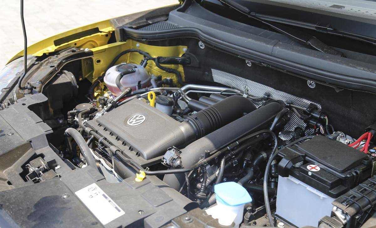 打开发动机舱以后,可以看到对阵5就是装配了一台大众的1.