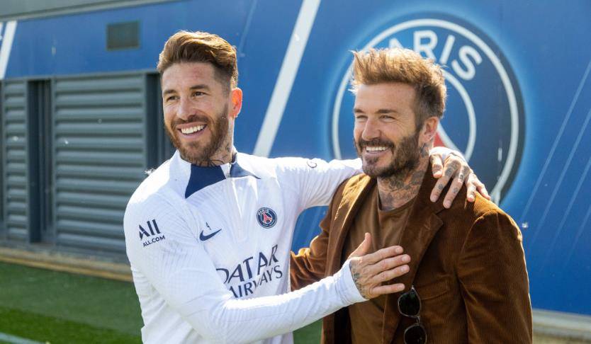 贝克汉姆造访巴黎合影梅西,48岁身材似男模,越老越帅_小贝_足坛_气质