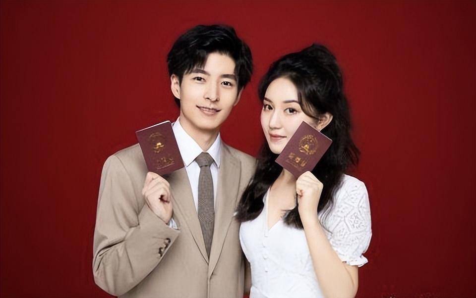 照片中,郭文韬与女佳佳(李炎梦饰)幸福地笑着,眼神真诚.