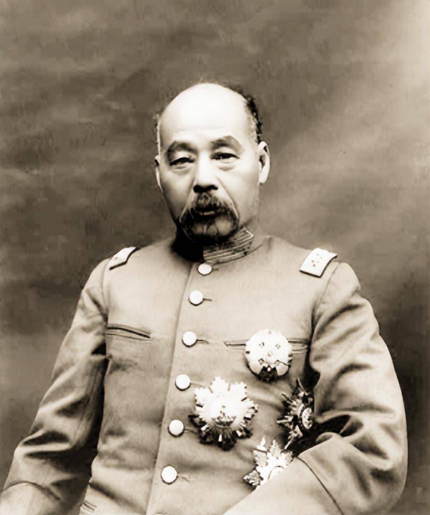 冯巩的曾祖父冯国璋是中华民国的代理人.相信很多人都听说过他的名字.