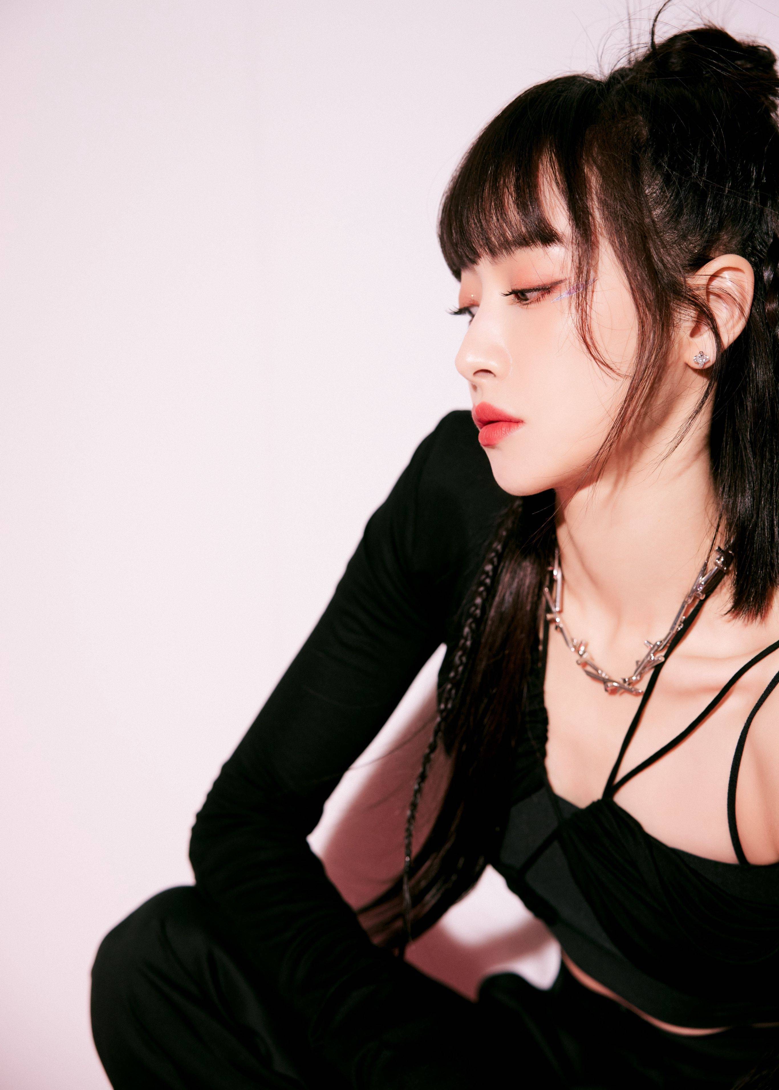 宋茜吊带抹胸装优雅时尚写真_黑色_运动鞋_长裤