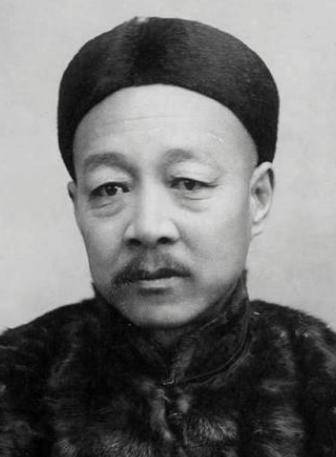 罗毓凤是载漪长子溥僎的女儿,1910年出生在内蒙古阿