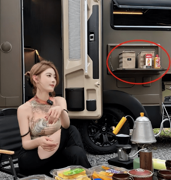 窗台上摆放的茅台酒,身上正对心脏有个张开的老虎嘴,户外房车能拉上电