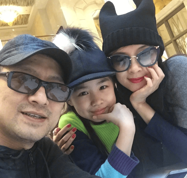 章子怡携小苹果逛街被偶遇,挽继女的手像姐妹,人群中气质出众_汪峰