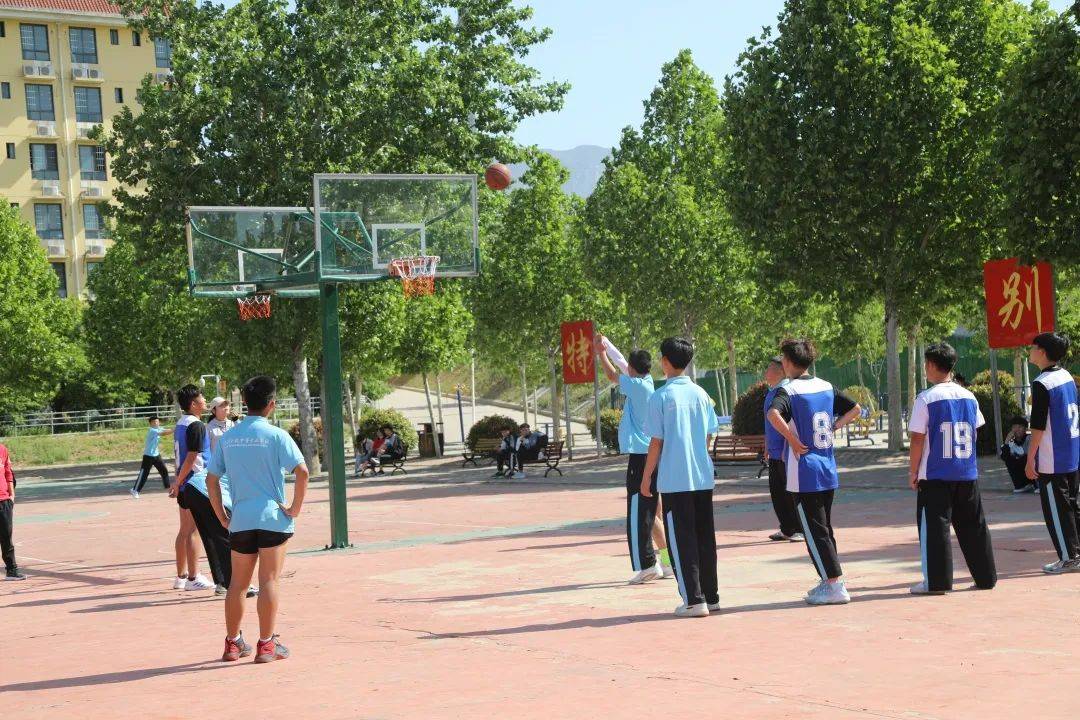 中专校区篮球比赛剪影随着一声哨响,球抛高空,篮球比赛在欢呼声中拉开
