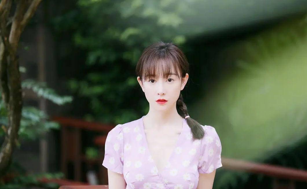 长了一张蓝盈莹的脸,却没有蓝盈莹那样的富贵命,只能在出镜间里上演