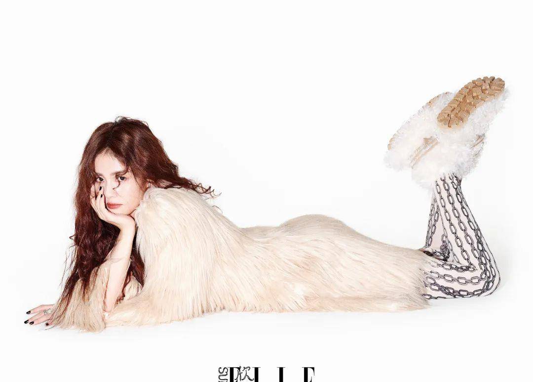 白鹿首登superelle封面,羊毛卷慵懒随性,性感拿捏刚刚好_黑色_连衣裙