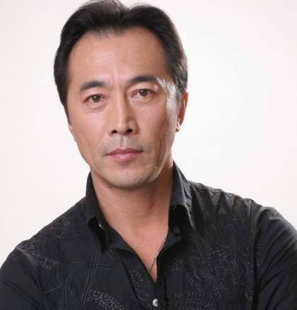 郑晓宁:与萨日娜是发小,49岁再婚娶圈外妻子,幸福美满, 娱乐_萨日那