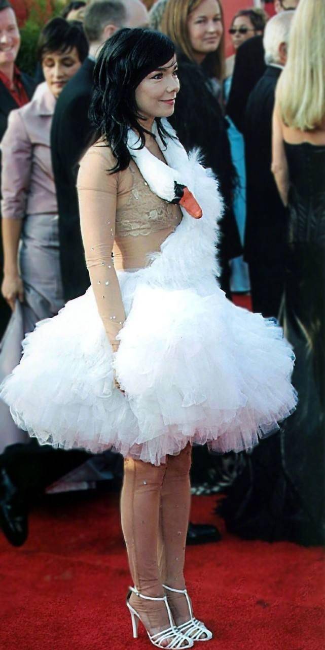 红毯辣眼造型盘点:各种半透明镂空装,还有人穿着烛台_奇葩_礼服_衣服