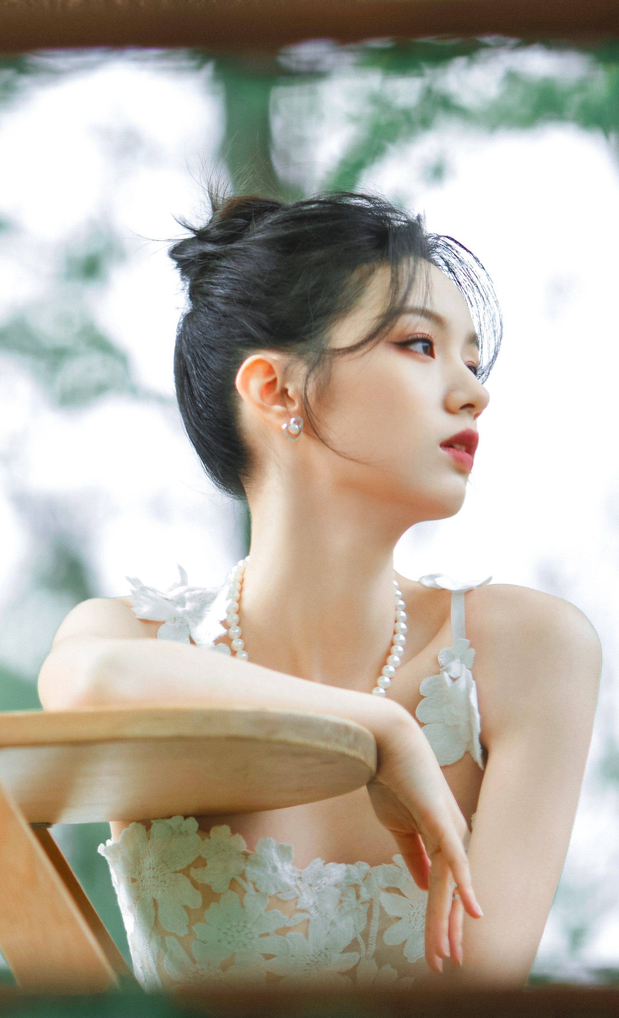 周也白色吊带连衣裙性感写真_美得_网友_黑色