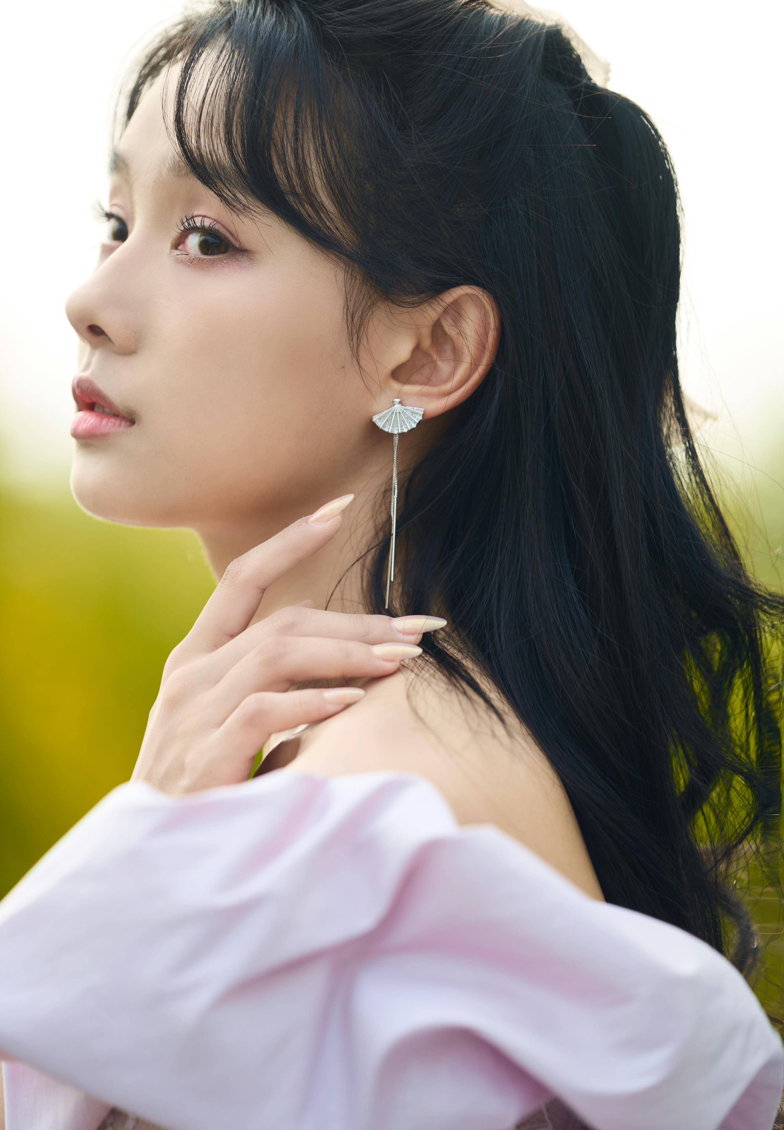 一头乌黑靓丽的飘逸长发,时尚高贵的唯