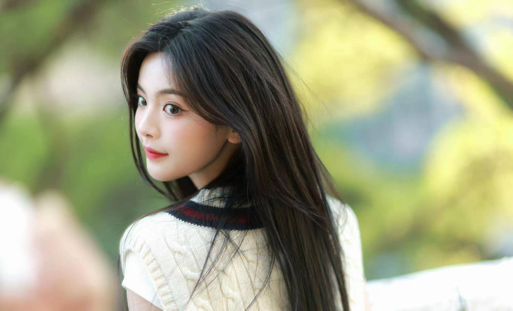 杨超越学院风写真曝光,白衬衫搭配针织背心,清纯可爱_年龄_头发_女孩