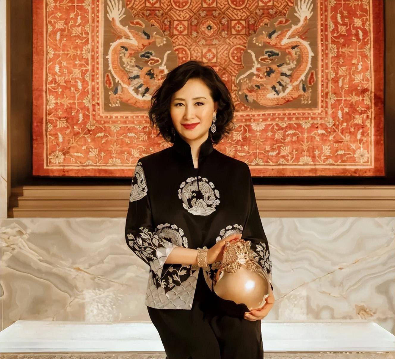 孟晚舟何超琼合影互让c位,浓妆艳抹的女子堆里,她俩最亮眼_女性_时装