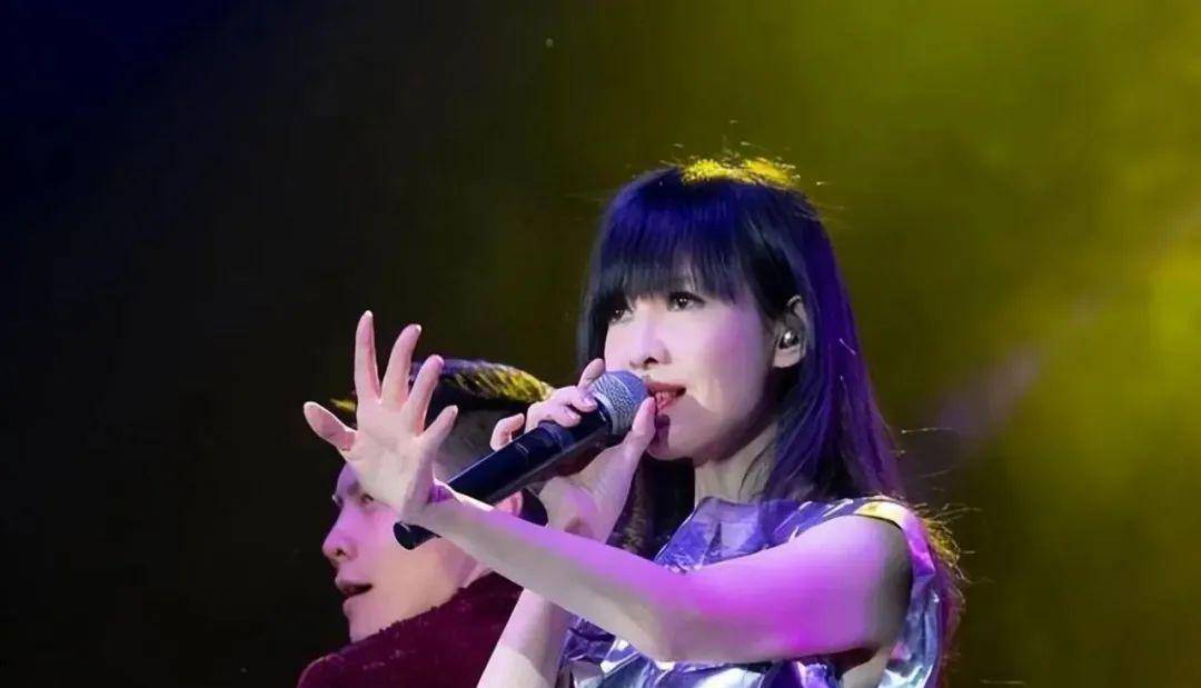 55岁周慧敏不服老,一场演唱会耗尽前半生形象_网友_表演_香港