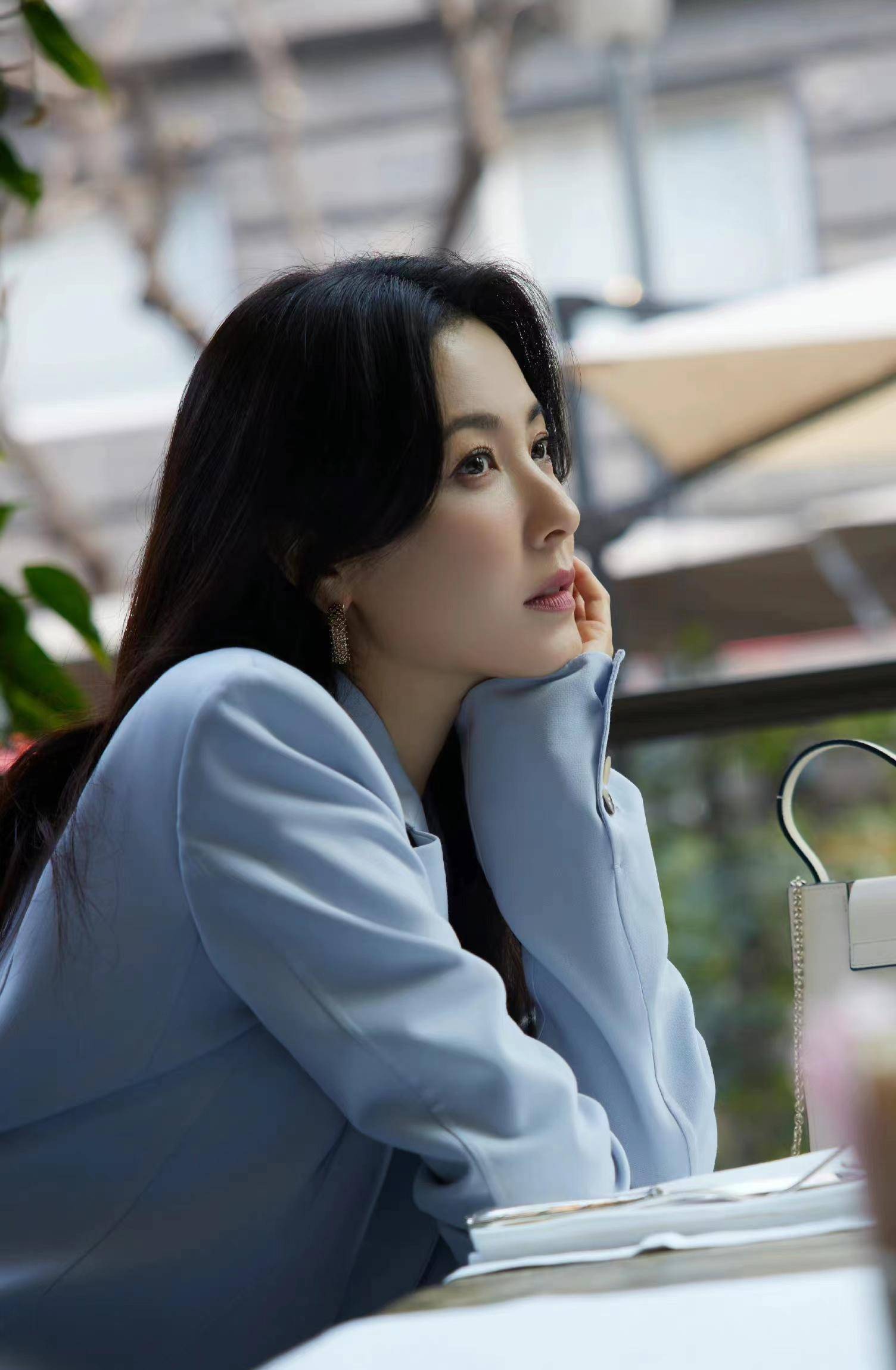 曾黎晒米兰时装周街拍,西装搭配高腰阔腿裤,170身高比例太出挑