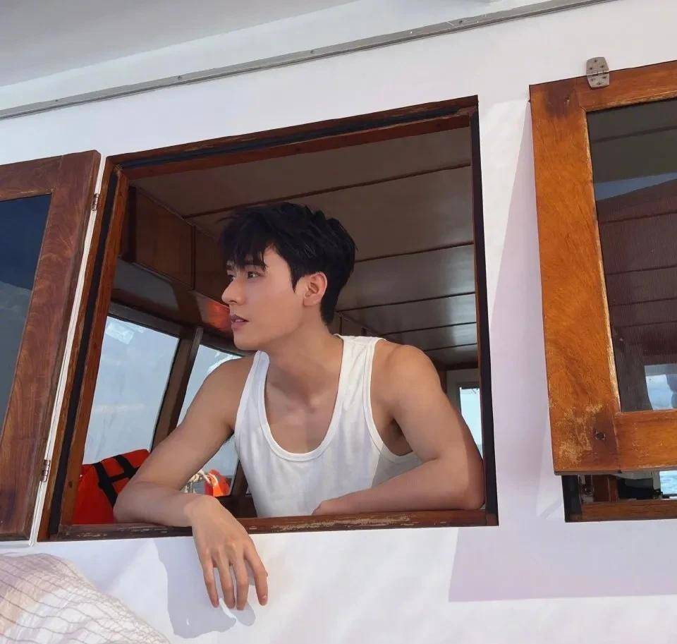 内娱男明星白背心大赏,谁帅到你了_张图来_王源_不知道