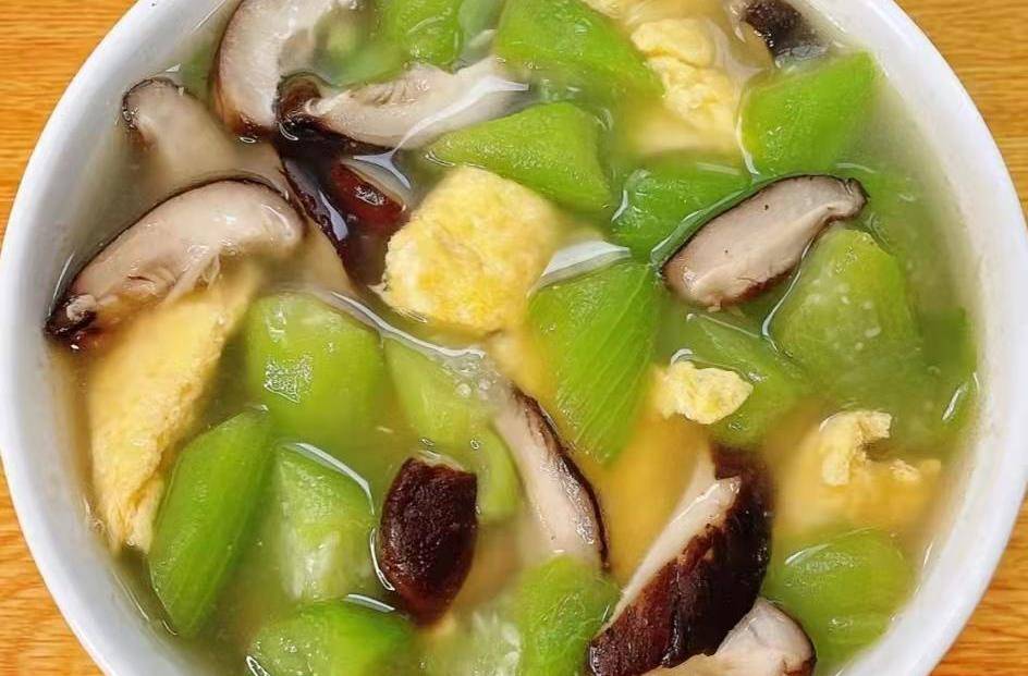 丝瓜香菇蛋汤(4)煮开后加入豆腐,食盐,胡椒粉继续烧煮3分钟左右,淋上