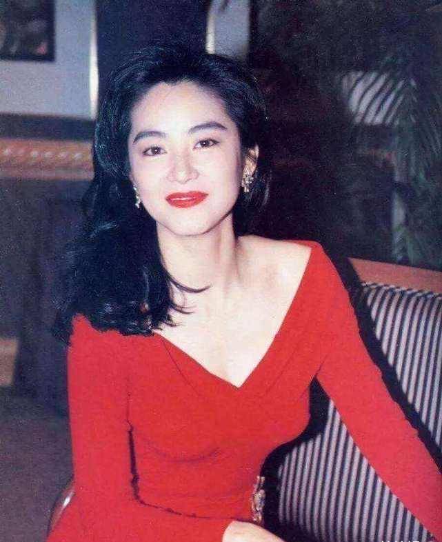 参加"闺蜜"张叔平展览,新书发布穿洋装气质十足_发布会_角色_经典