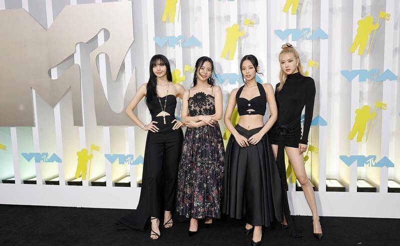 另外外媒也拍到了blackpink四人在摄影镜头尚未准备就