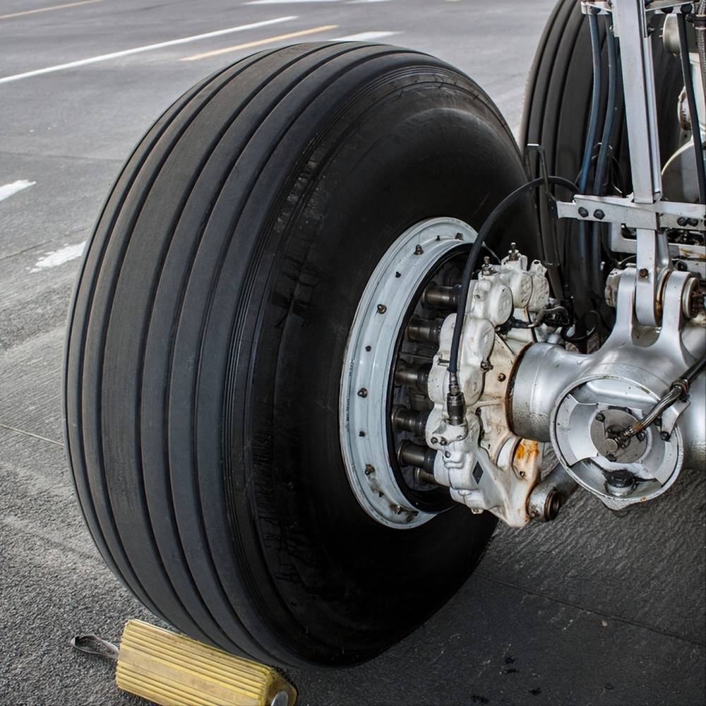 飞机轮胎要充多少气体,才能在降落时扛住不爆胎?