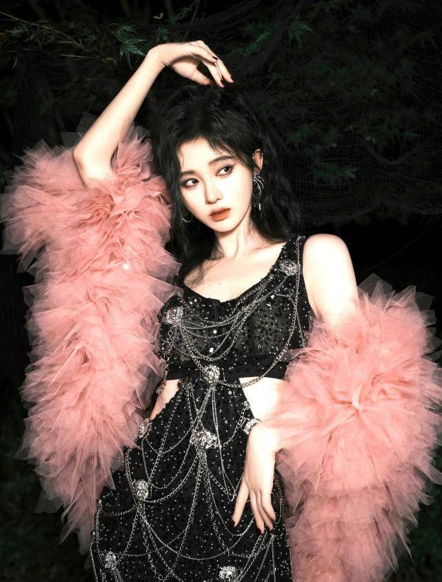 鞠婧祎自带"清纯"滤镜,穿清新小碎花吊带裙,很有少女感_款式_造型