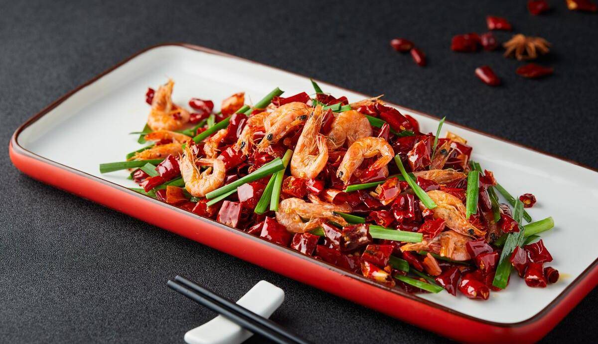 辣炒河虾特点:味道鲜美,香脆可口.连炸三次,可使虾外脆内嫩.3.