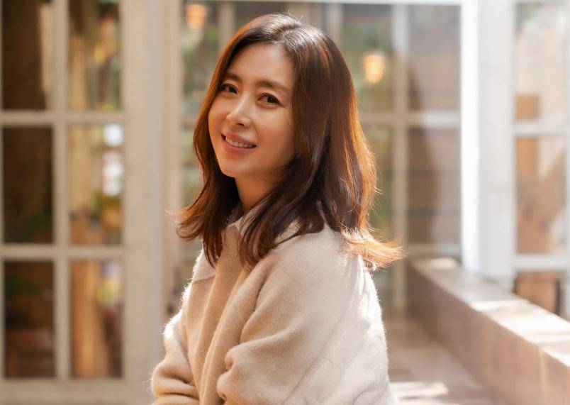 国外女神宋允儿,和林允儿长相相似,一点看不出来快五十岁!