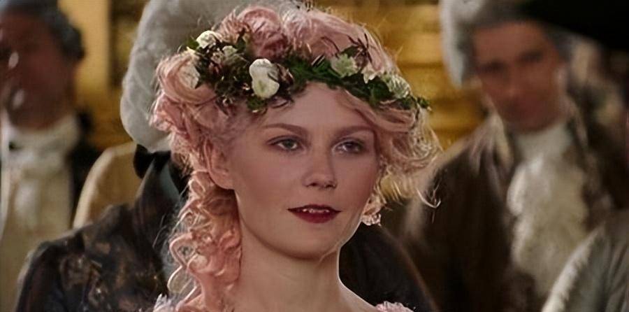 另一种流行的假发形状是"法国发辫",这是一种类似编织式发型的假发