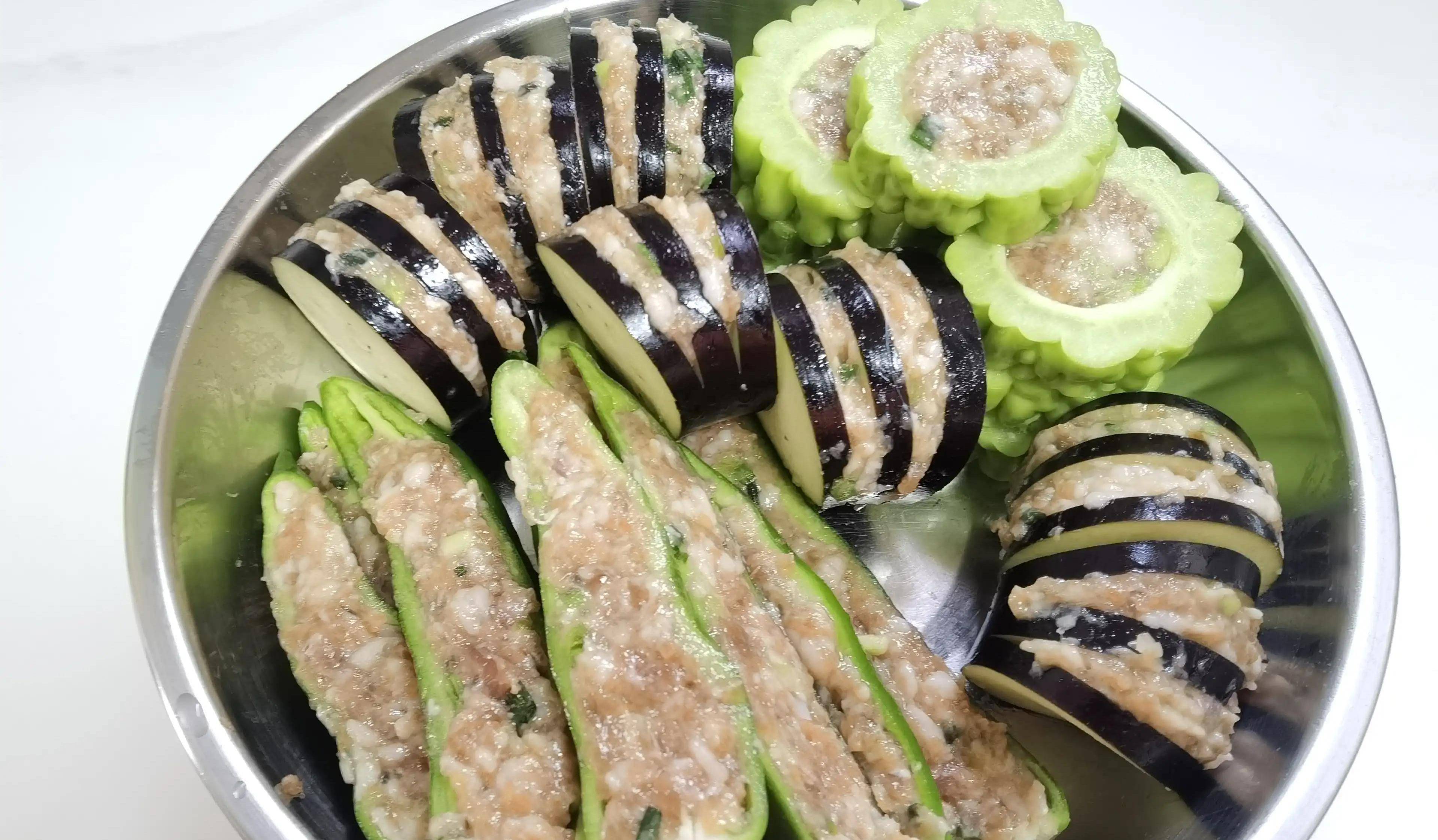 今晚鲫鱼豆腐汤,煎酿三宝_蒜末_热锅_食材