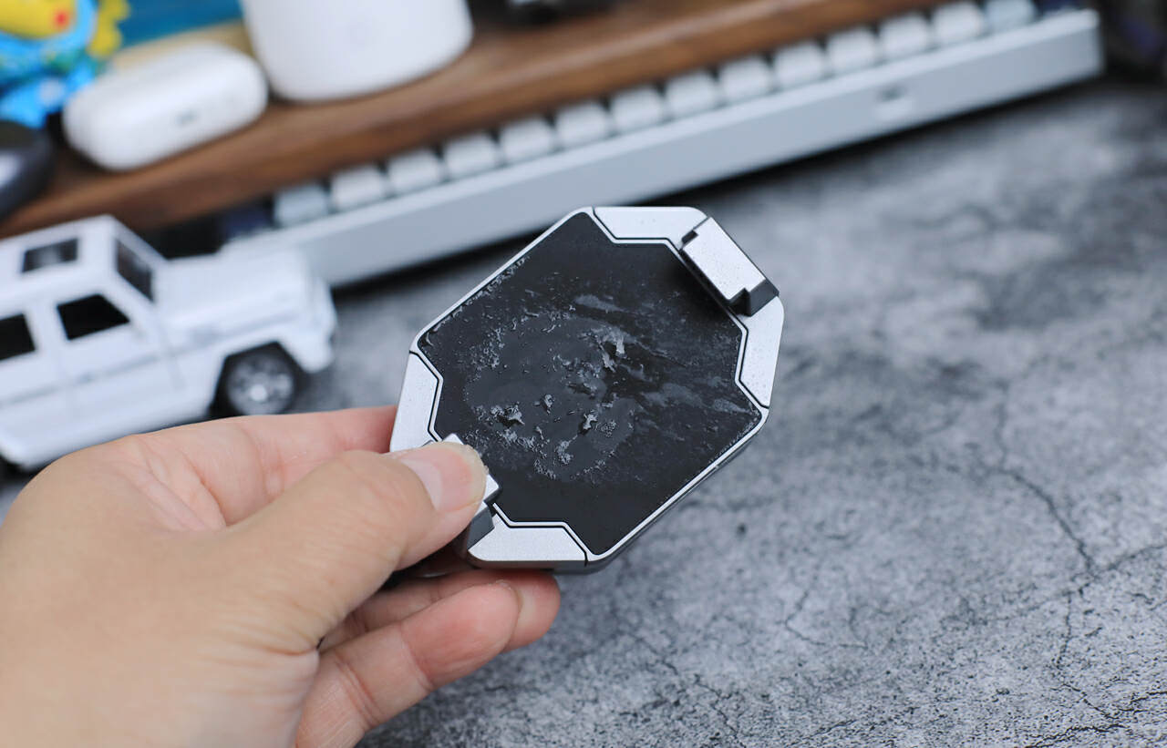 红魔散热器4Pro背夹版：夏天玩游戏手机发热掉帧？不存在！