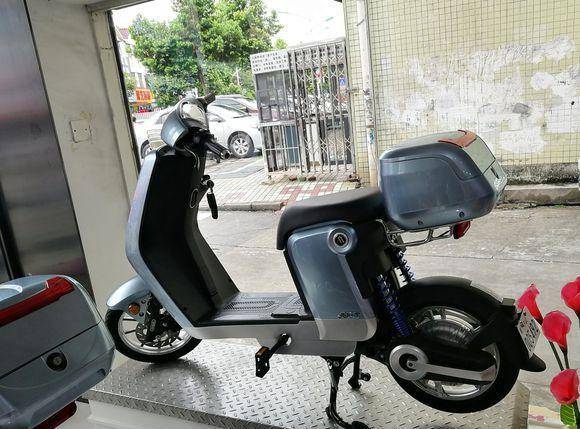 爱玛作为电动车行业的领头羊自然也不例外,在推出了am1后,又推出了几