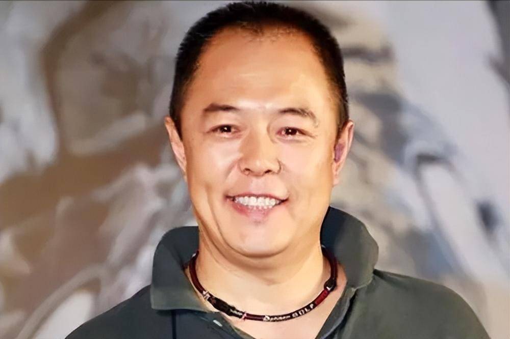 多位老演员"色心不改",当众搂抱强吻女孩,睡粉后甩锅女子_张铁林