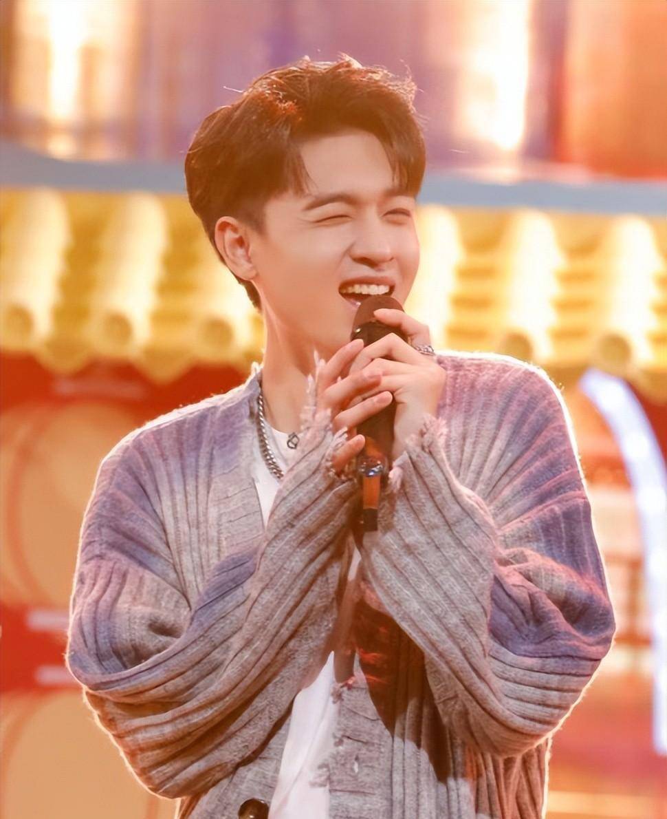 了在面对秦霄贤和高瀚宇时与他交谈像大多数小女孩一样昨天看了《你好