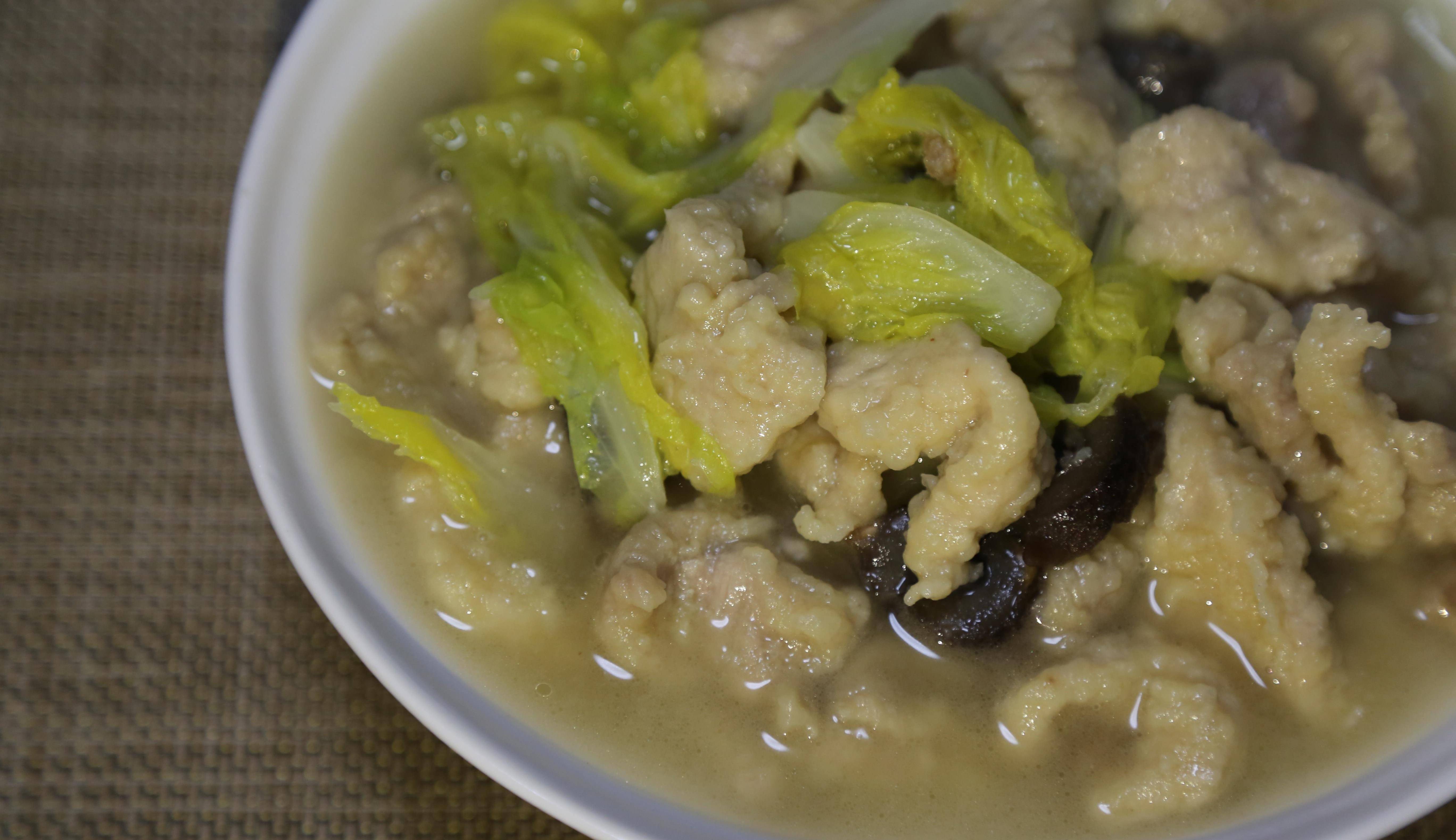 水滑肉这么做太滑嫩,老少皆宜,学会做一大锅汤鲜肉嫩都爱吃