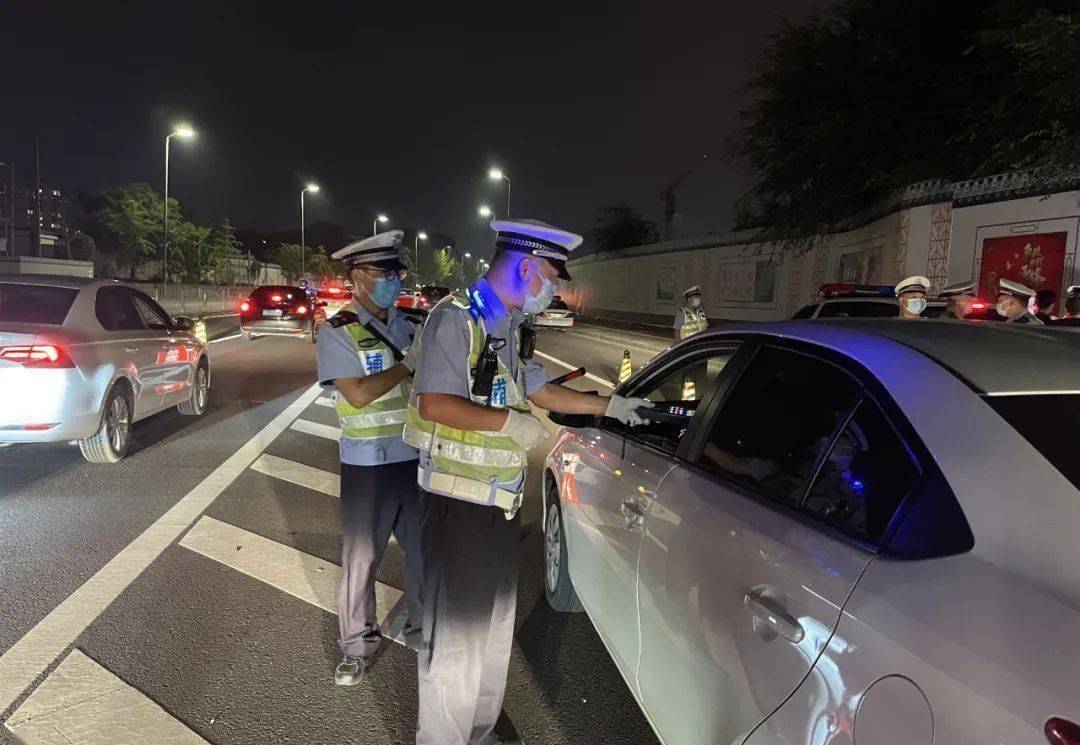 没喝酒却被查出酒驾?车主一句话,交警都笑了:你快走吧!