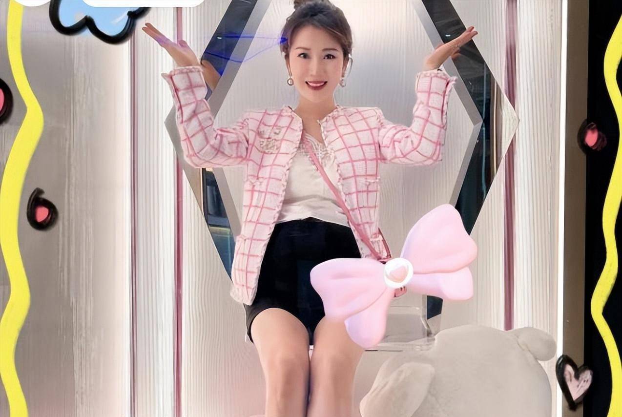 李念晒8个月孕肚,穿短裤展现纤细身材,手上戴超大颗红钻戒指_事业