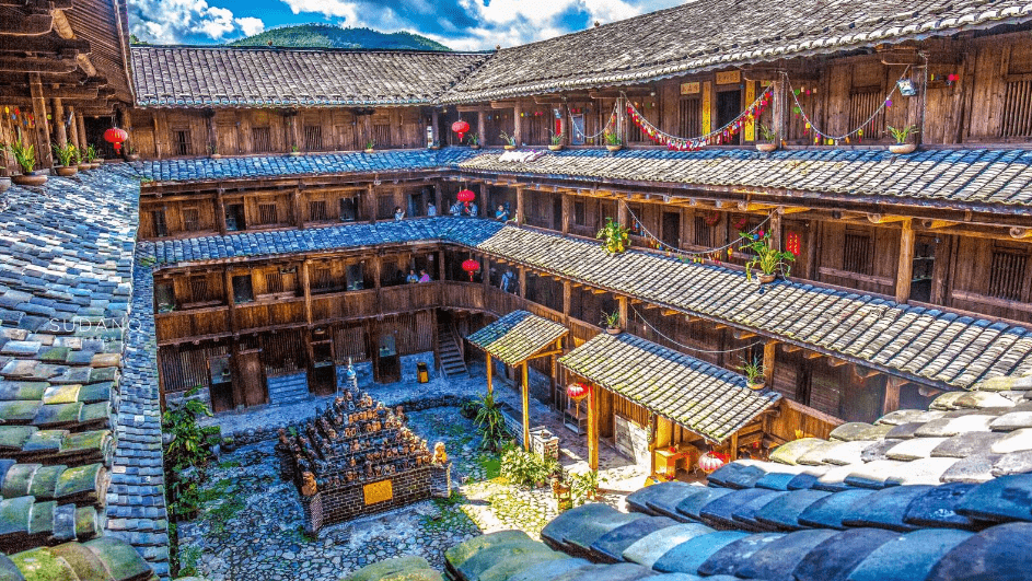 云水谣古镇云洞岩作为风景文化名山,有三月峡,仙脚迹,瑶台,千人洞