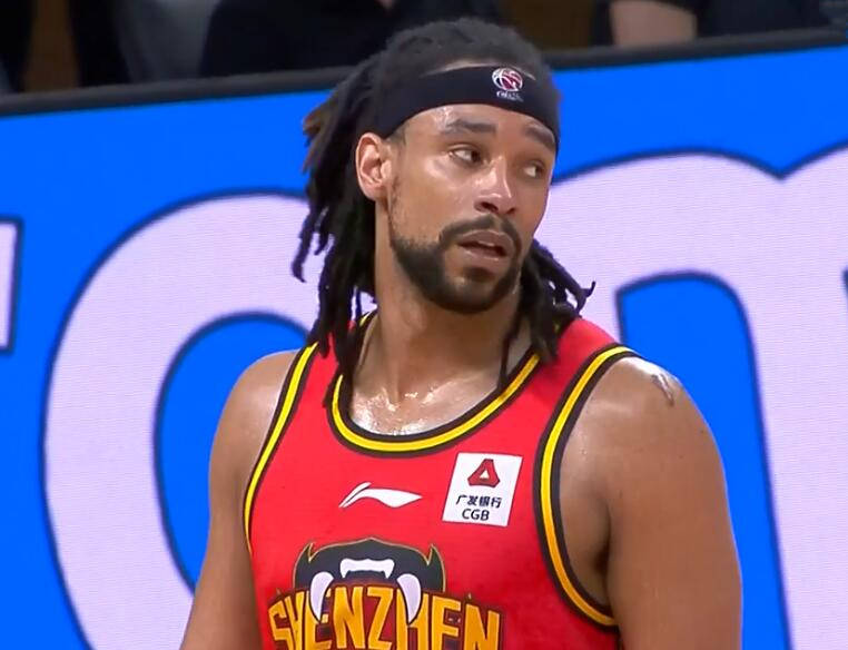 萨林杰手感火热,两记弧顶三分球命中,帮助深圳队取得领先.