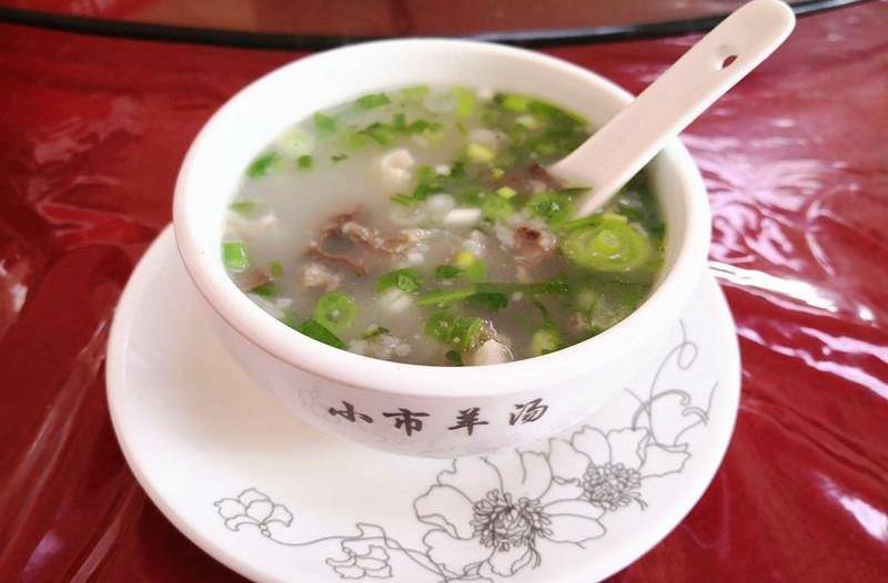 来本溪要看水洞,也别错过小市羊汤,汤白肉香真好喝,还能免费加_老人