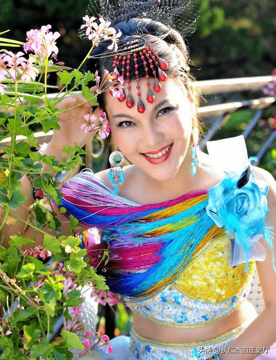 乌兰图雅:凭《套马杆》走红,四次登上舞台,感情不尽人意_杜枫_音乐