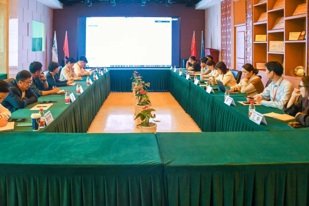 会场照片各中心高管及员工代表发言,将严守纪律红线,筑牢拒腐防蹦的