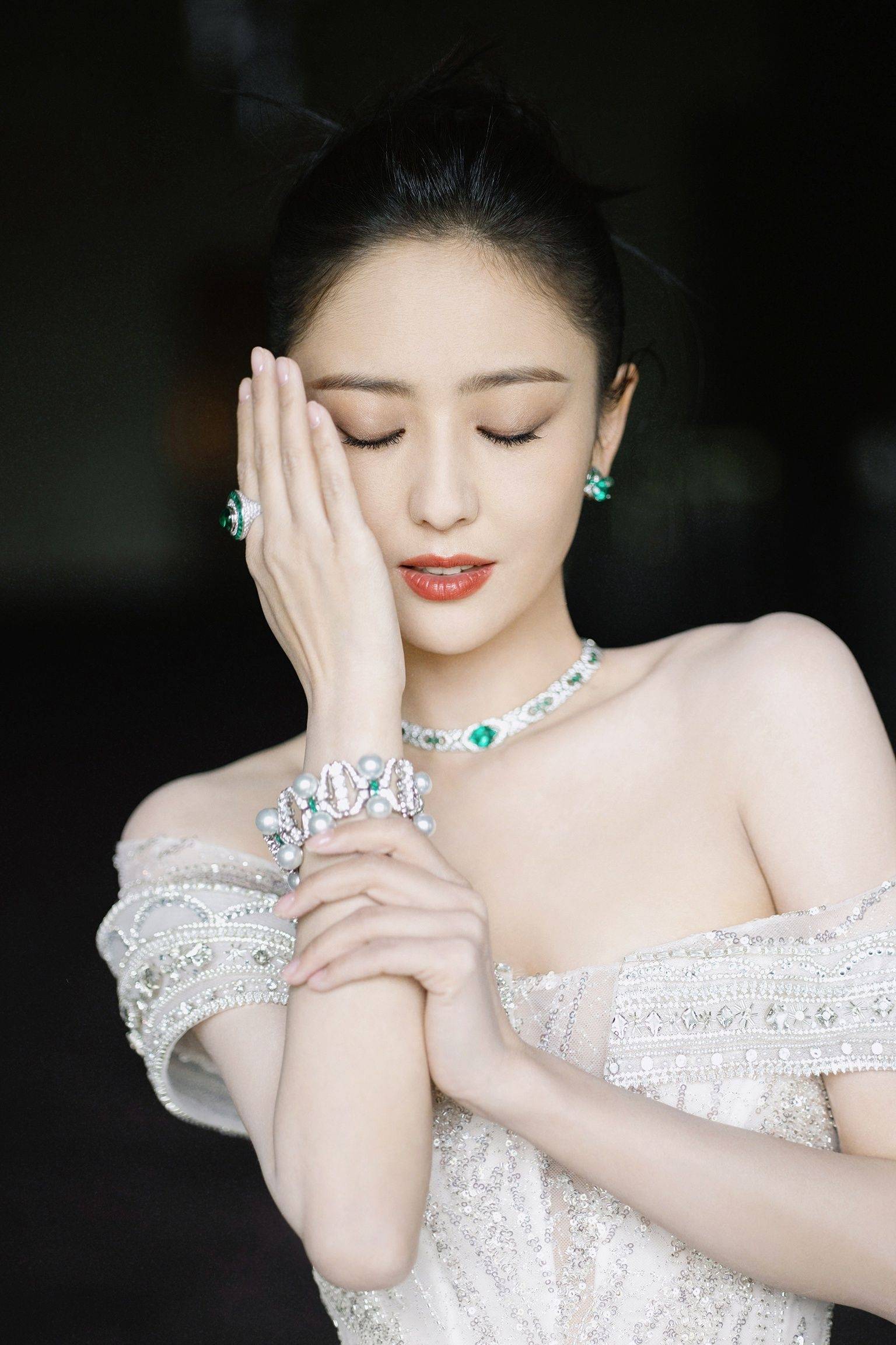 佟丽娅白色抹胸连衣裙洁白写真_陈思诚_锁骨_银色