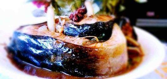 鳇鱼腩每位份鲟鳇鱼鱼肉质细嫩,味道鲜美,营养丰富,为名贵鱼类,鳇鱼籽