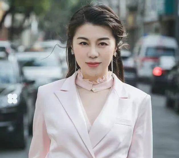 刘颖婷:广东台最红主持人之一,拒绝做家庭主妇,比年轻时更漂亮_薛乐