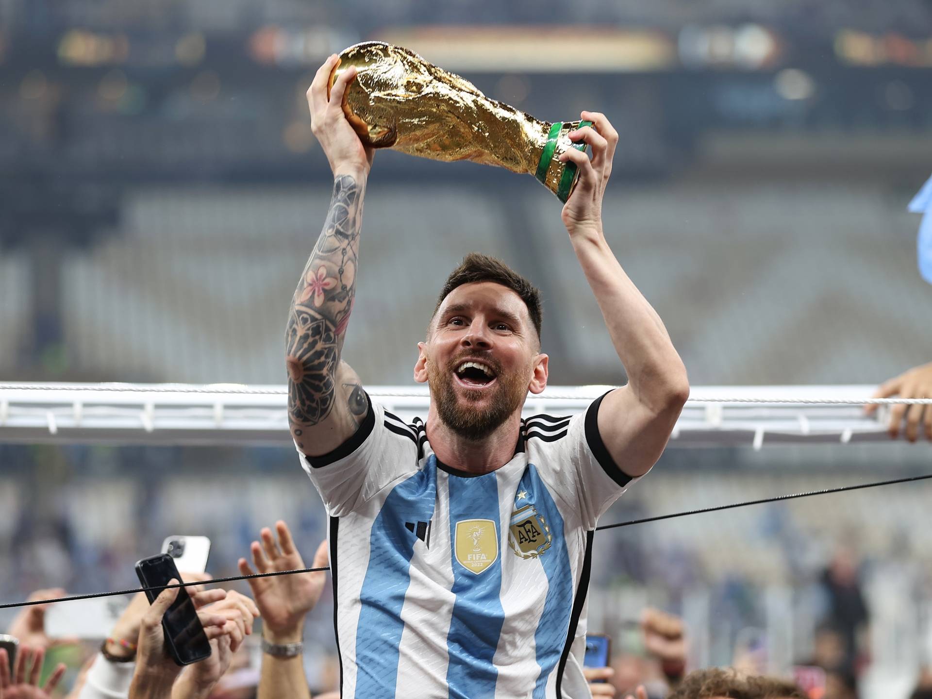 没有人可以否认梅西的伟大,在有限的职业生涯里,梅西取得了无数的荣誉