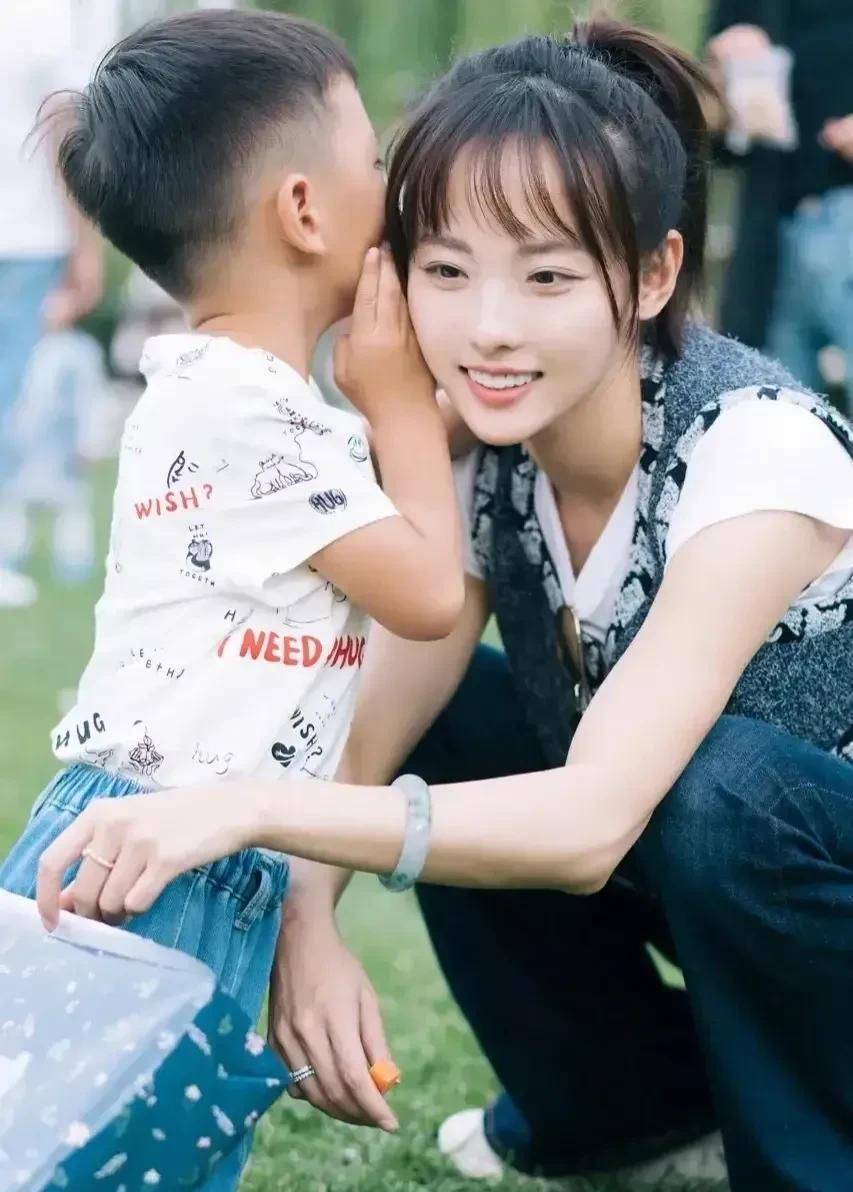 张嘉倪的两个儿子都这么大了,可她还美得像一个小姑娘_时尚_身材_亮片