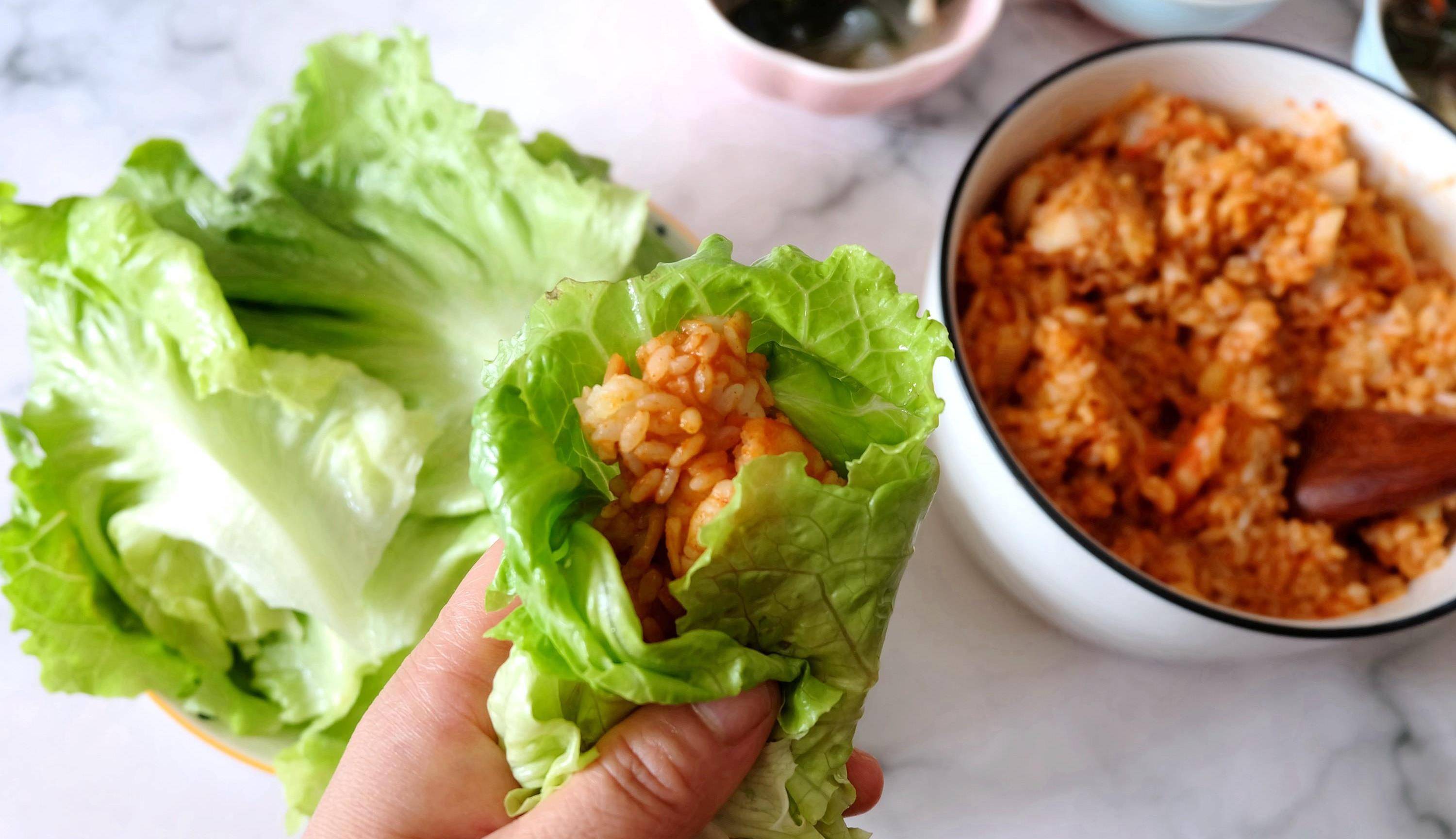 一片叶子里包裹着拌好的虾仁拌饭,可以开吃了!