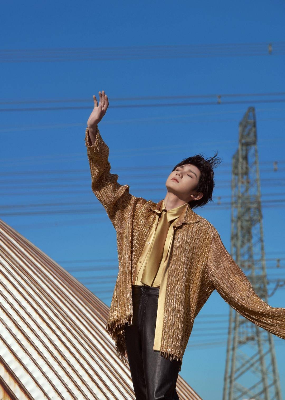 王源一个演唱会官宣两套高定,已获44套高定,不愧是高定小王子