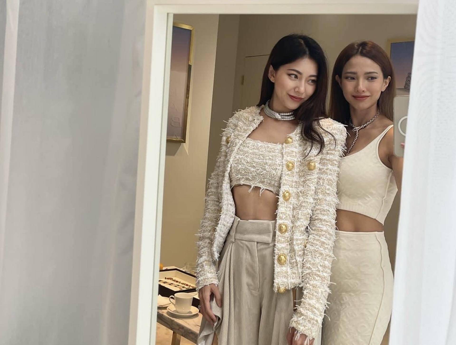 其实黄婉佩的姐姐,当年也是2r成员之一,现年43岁的黄婉君,这些年同样